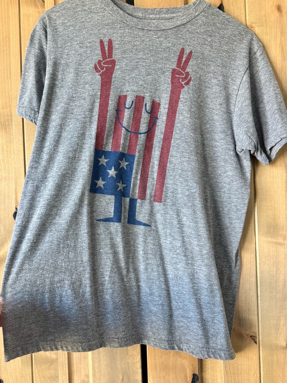 Men's Gray Short Sleeve Tee with Red & Blue Flag Character Graphic - Casual Fit